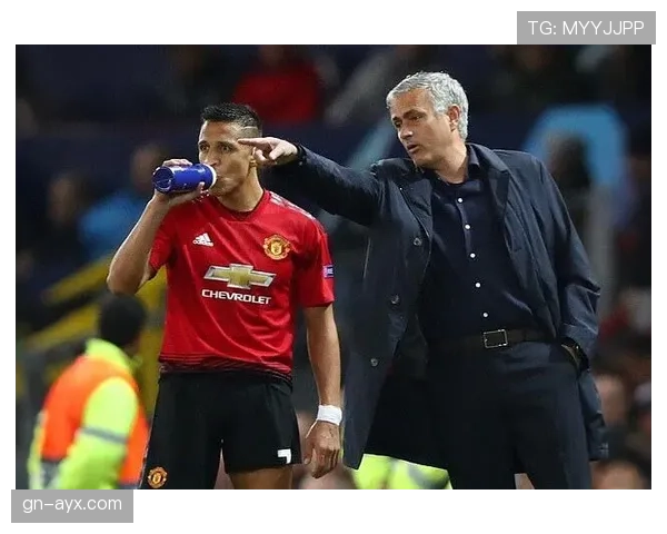 亚历克斯·摩根训练完直接拎爱马仕去接娃？