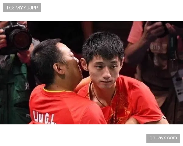 张继科穿着汗衫咕咚喝瓶矿泉水，完全看不出昔日国乒老大哥的架势